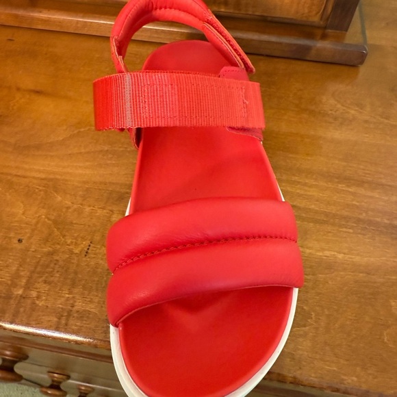 Sorrel woman’s Viibe red sandals Velcro hook & loop closure size 6 sling back - Picture 6 of 9